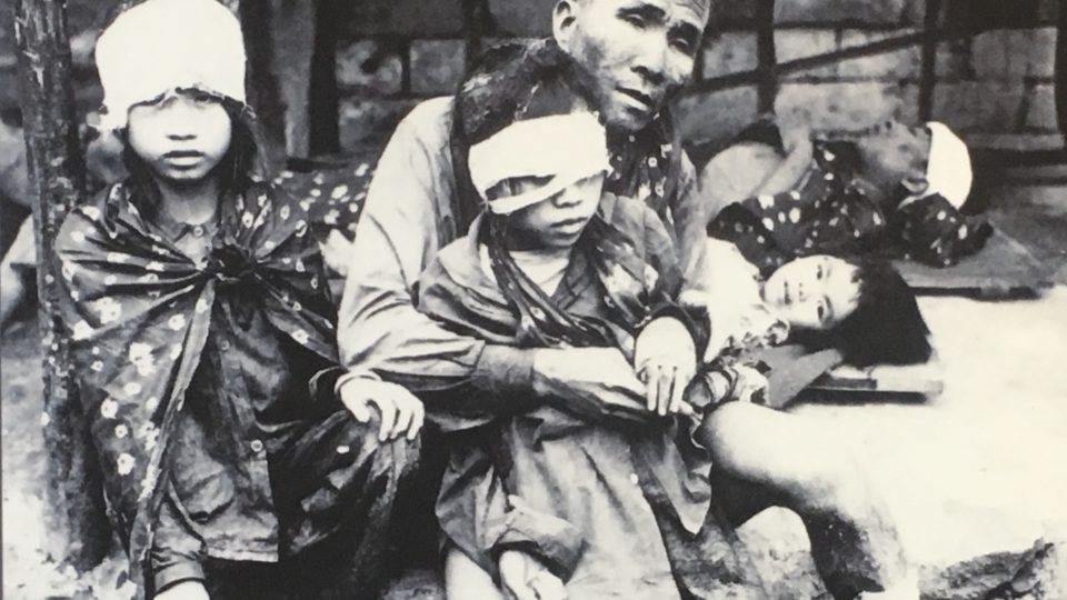 Dobový snímek zachycuje severovietnamskou rodino krátce po americkém náletu