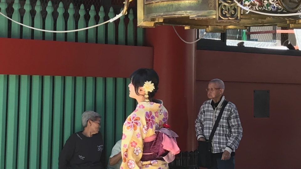 Kimono si dnes už Japonky oblékají výjimečně a při zvláštních příležitostech. Málokterá si ho vezme jen na návštěvu chrámu.jpg
