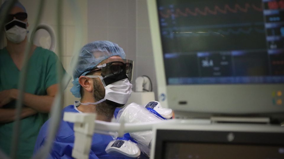 Pracují tu spolu neurochirurgové a ORL lékaři, všichni mají nasazené 3D brýle