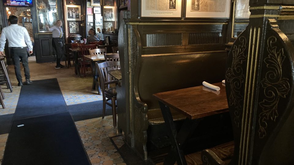 Historií na hosty Pete´s Tavern dýchne i interiér restaurace
