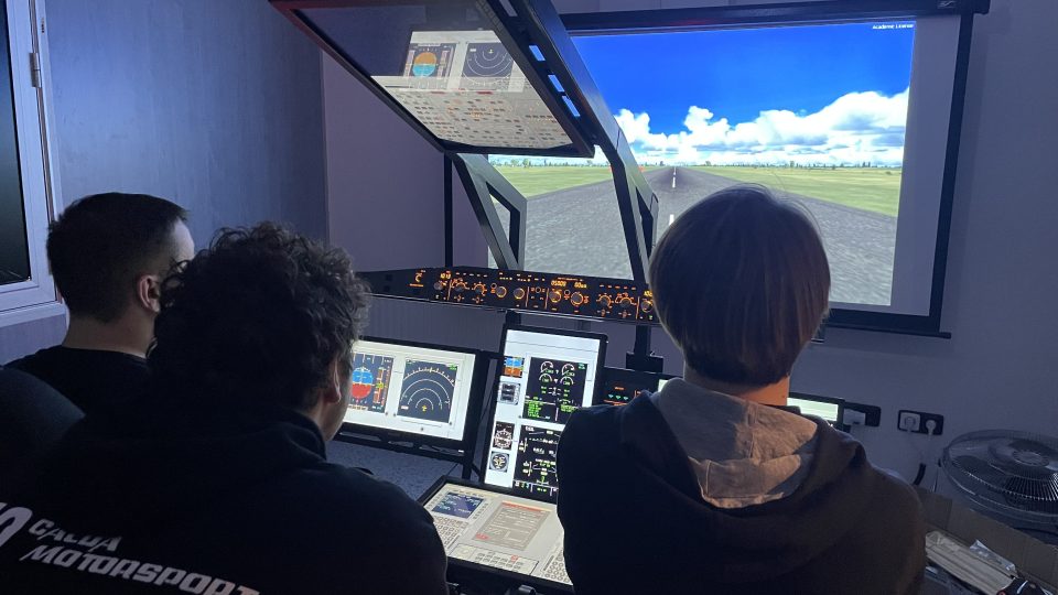 Od páteční 18. hodiny až do sobotní půlnoci v online prostředí na simulátorech po celém Česku létají do cílových destinací letadla, která řídí fandové letectví a řízení letového provozu
