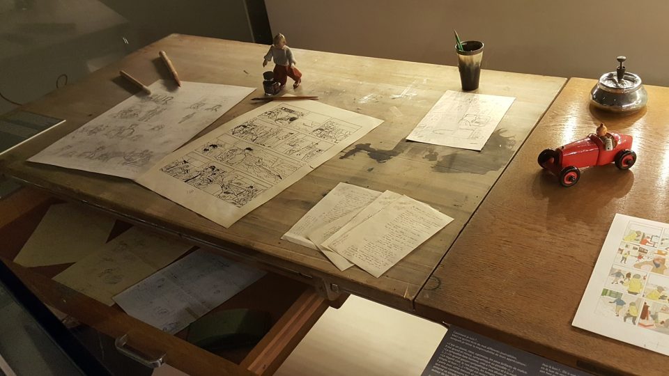 Hergého pracovní stůl v jeho muzeu v Nové Lovani.