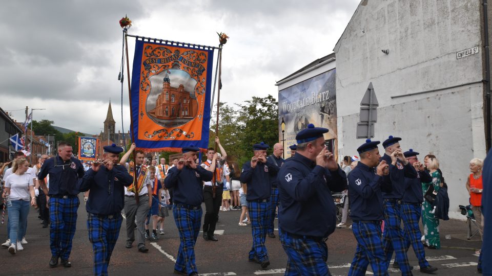 Severní Irsko má za sebou svátek zvaný Twelve, který připadá vždy na 12. července. Tradičními pochody si protestanté připomínají vítězství Viléma Oranžského nad katolickým králem Jakubem II.