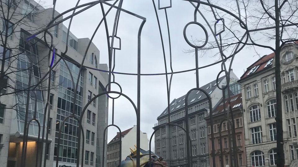 Instalace Český kostel na Betlémském náměstí v Berlíně španělského umělce Juana Garaizabala