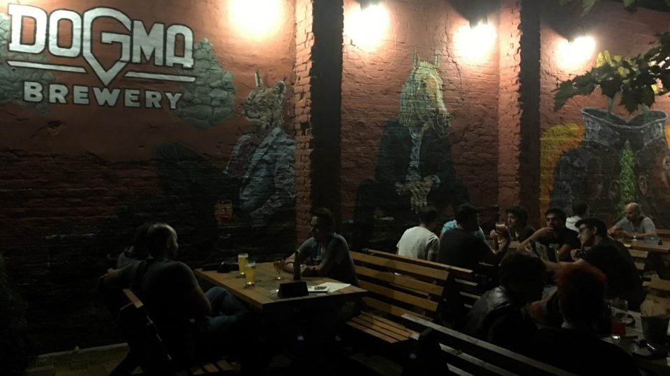 Interiér bělehradského pivovaru Dogma, který se nachází jen asi deset minut autem od centra města