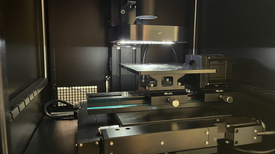 Experti na mechanoskopii používají ty nejmodernější přístroje jako různé mikroskopy a 3D skenery