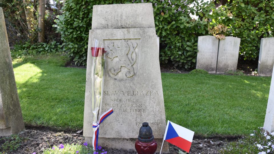 Velvyslanec v Británii Libor Sečka pokládá na všech 311 hrobů v Británii rudé růže a české vlaječky