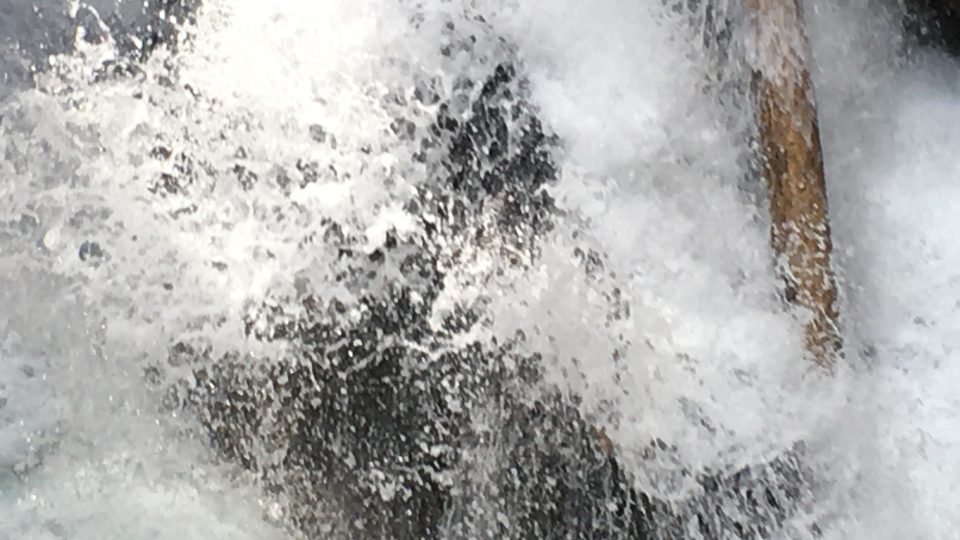 Voda u Mickiewiczových vodopádů hřmí. Nepadá, ale bouří