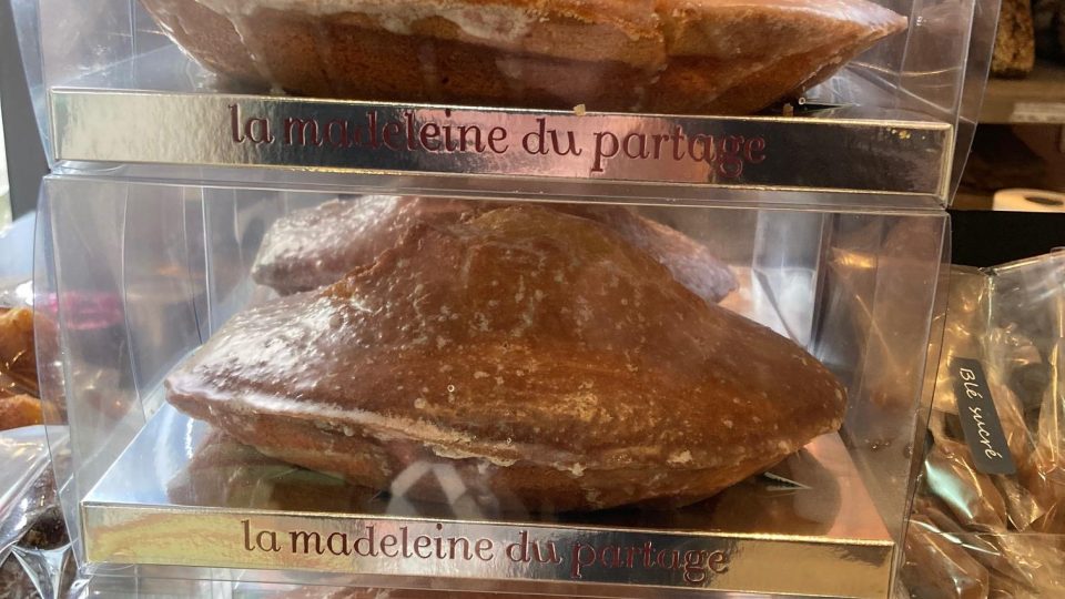 Mikael ve své pekárně jménem Blé sucré (sladké obilí) peče i půlkilové verze Madlenek