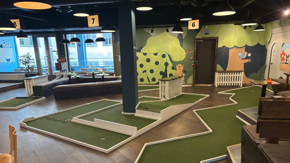 Oslo Camping je bar a minigolf v jednom | foto: Jakub Lucký, Český rozhlas Oslo Camping je bar a minigolf v jednom