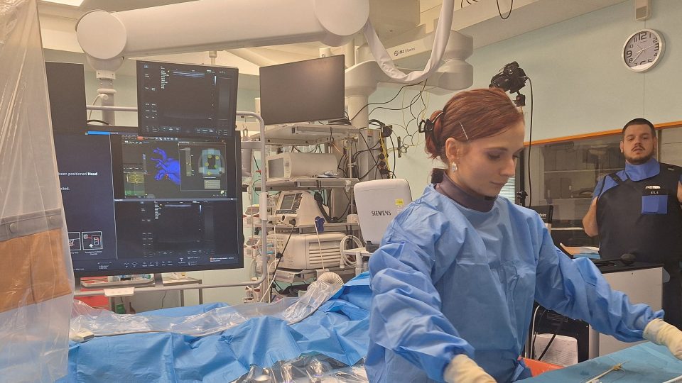 Kardioložka Veronika Lekešová kontroluje, jestli je vše v pořádku | foto: Andrea Skalická, Český rozhlas Kardioložka Veronika Lekešová kontroluje, jestli je vše v pořádku