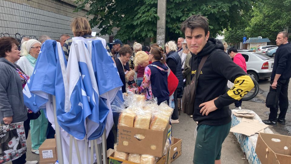 Pro jídlo si lidé v ostřelovaném Mikolajivu chodí do centra humanitární pomoci
