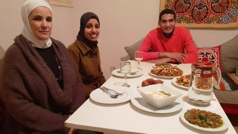 Mladí Egypťané Zajnab a Mágid jsou rádi, že mohou svojí návštěvou podpořit syrské uprchlíky