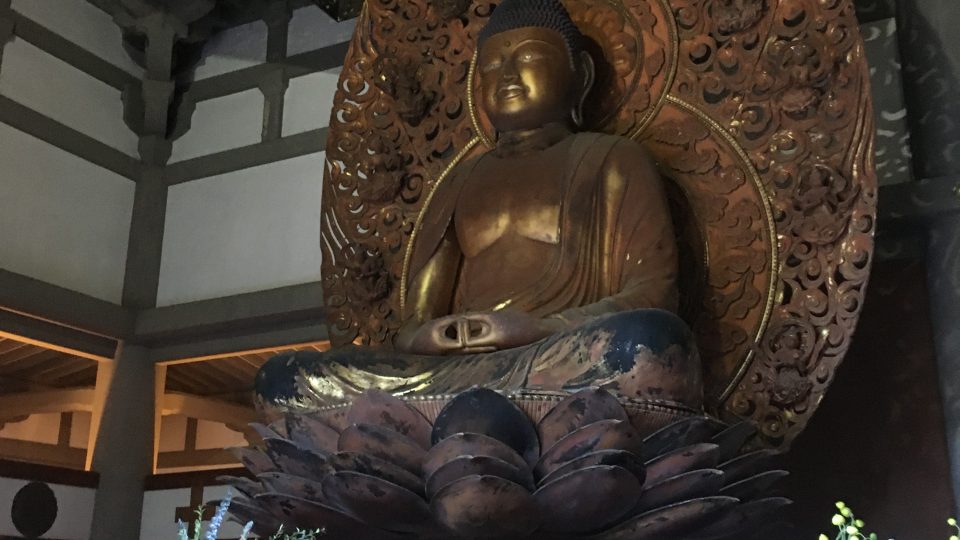 Buddha uvnitř chrámu