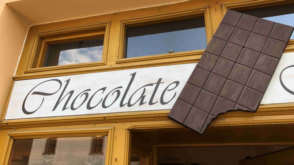 Vývěsní štít obnovené čokoládovny Lidka v Kutné Hoře