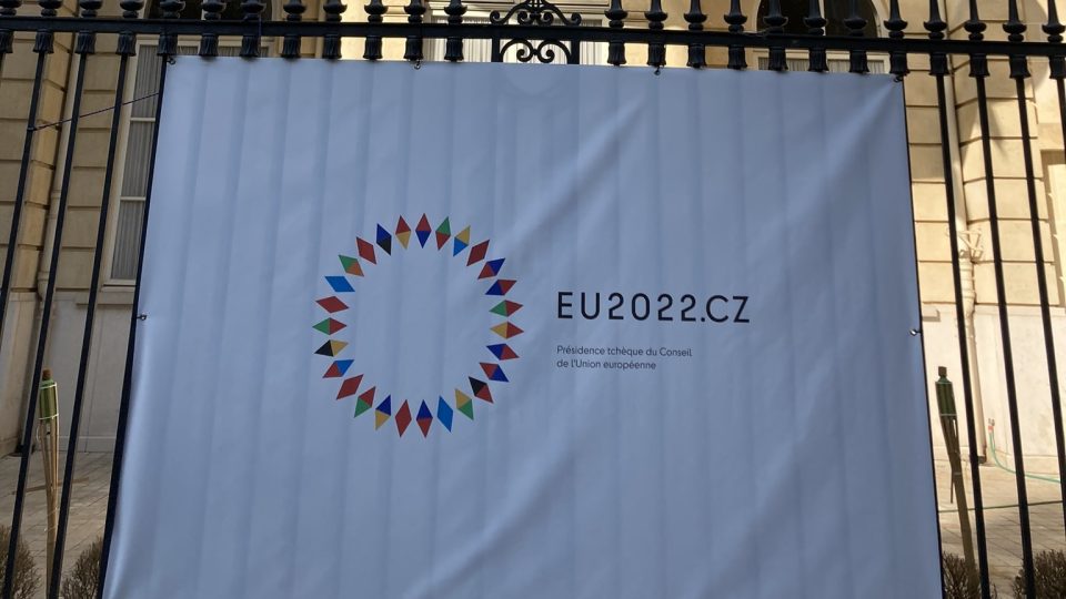 Česká ambasáda v Paříži s logem českého předsednictví v Radě EU