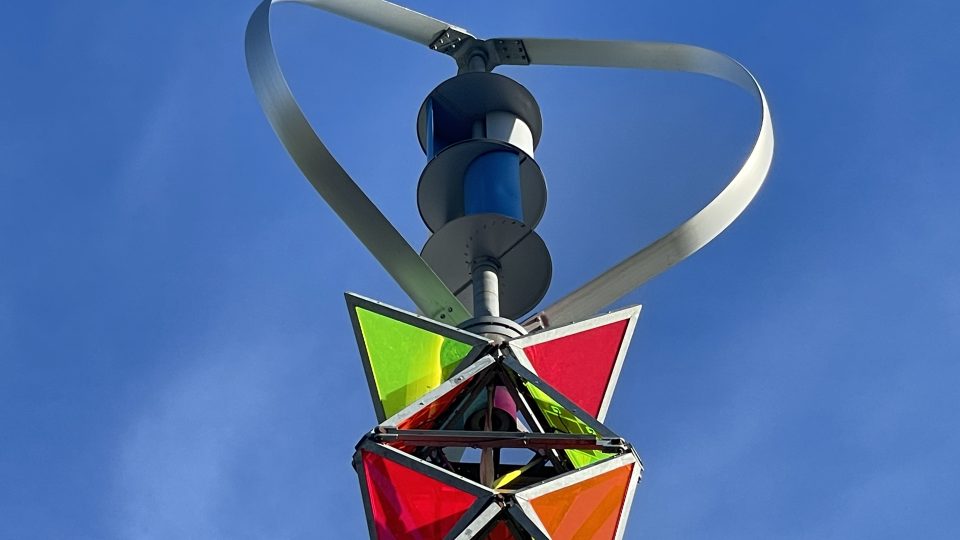 Věž kombinuje větrnou a solární elektrárnu, která celou stage pohání