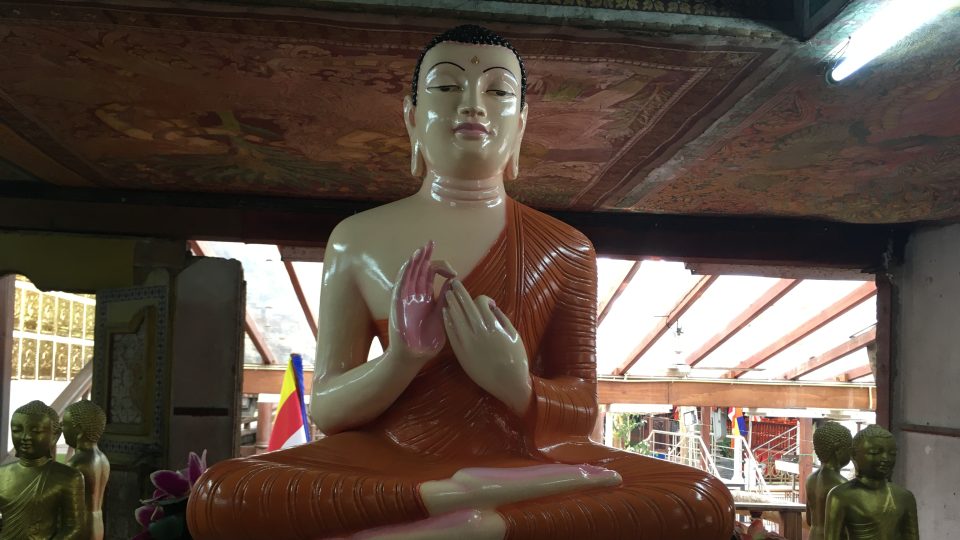 Rozsáhlý buddhistický chrám Gangaramaja v centru metropole Kolombo navštěvují nejen západní turisté, ale i příslušníci jiných náboženství