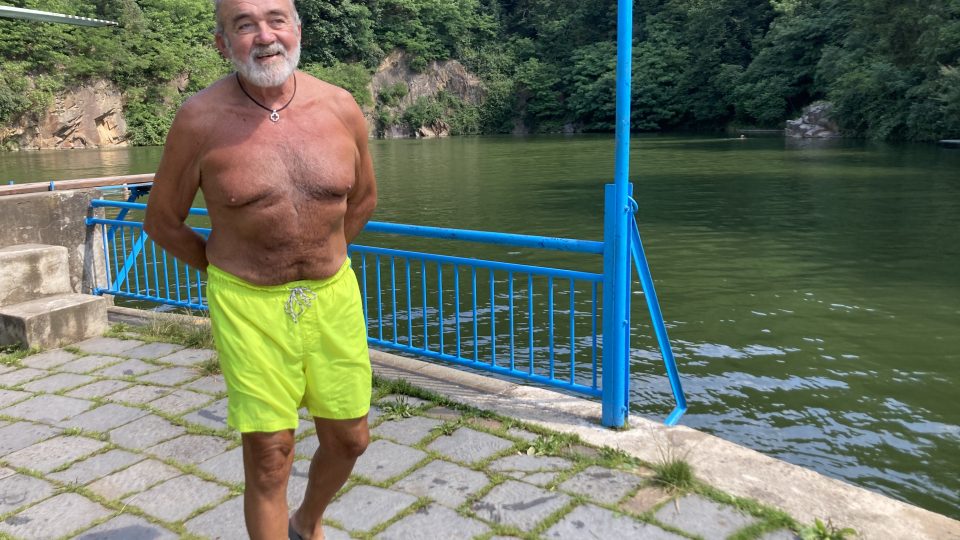 Vlastimil Zbořil jezdí na plovárnu pravidelně přes šedesát let