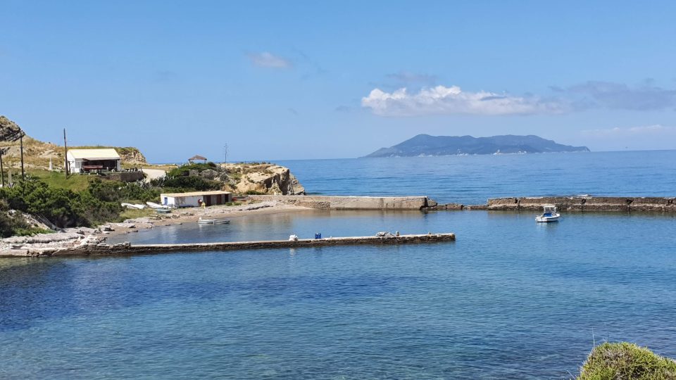 Dostat se na Erikussu  není žádná legrace. Trajekt z hlavního města ostrova Korfu tam totiž se zásobami jezdí jen třikrát týdně