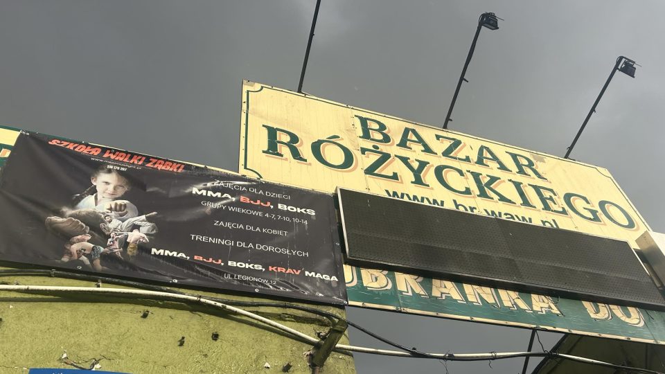 Na Bazaru Różyckiého prodával umělec vrabčáky nabarvené jako kanárky