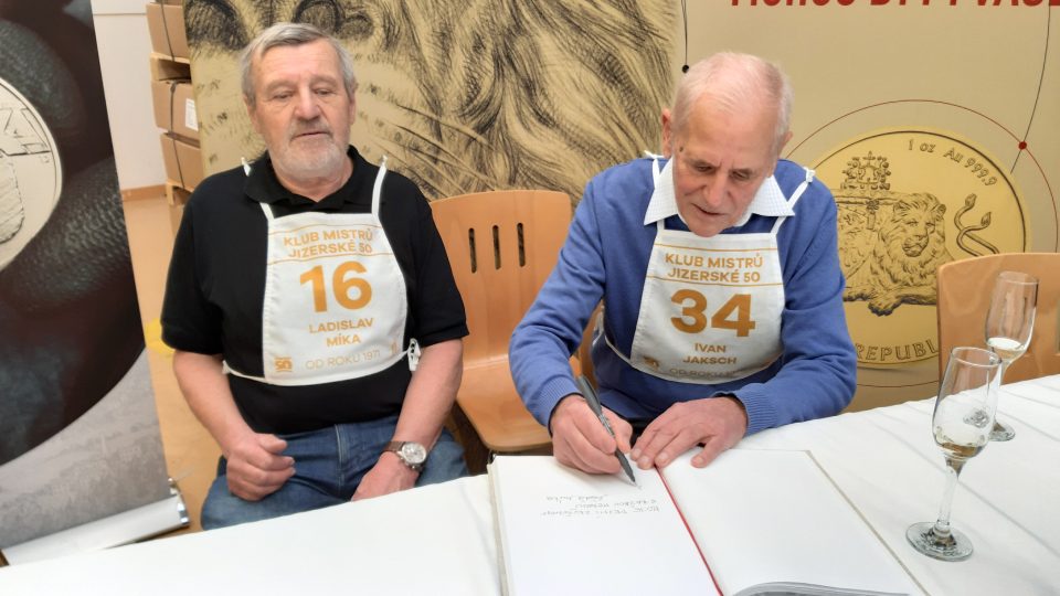 Ladislav M9ka a Ivan Jaksch se zapisují do pamětní knihy jablonecké mincovny