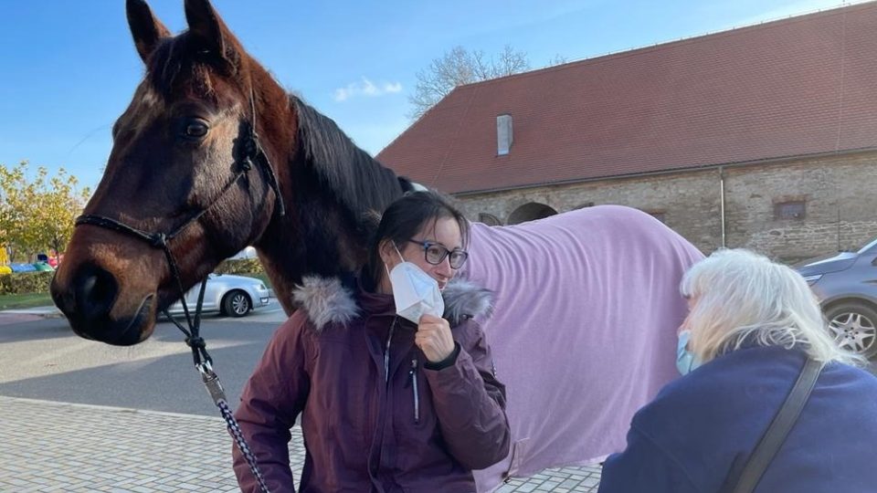 Veronika Volgemutová pravidelně a zdarma navštěvuje se svým koněm Sagim domovy pro seniory