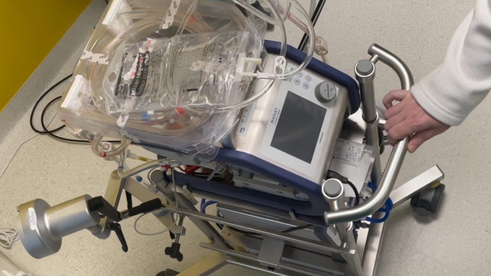 „Je to systém hadic, oxygenátoru a pumpy, který bere od pacienta krev. Ta je nasávána centrifugální pumpou a proháněna filtrem z dutých vláken, kde je z ní odstraněn CO2 a přidán kyslík.“