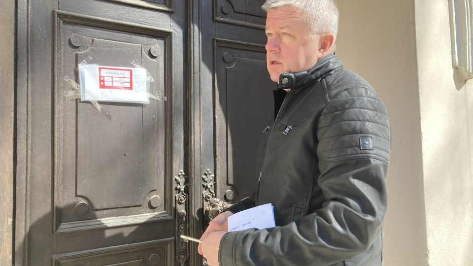 Ředitel školy Frana Lhotky Tomislav Ivšić se nebojí do pobořené budovy chodit. Už tam prý byl stokrát, když vynášeli nástroje