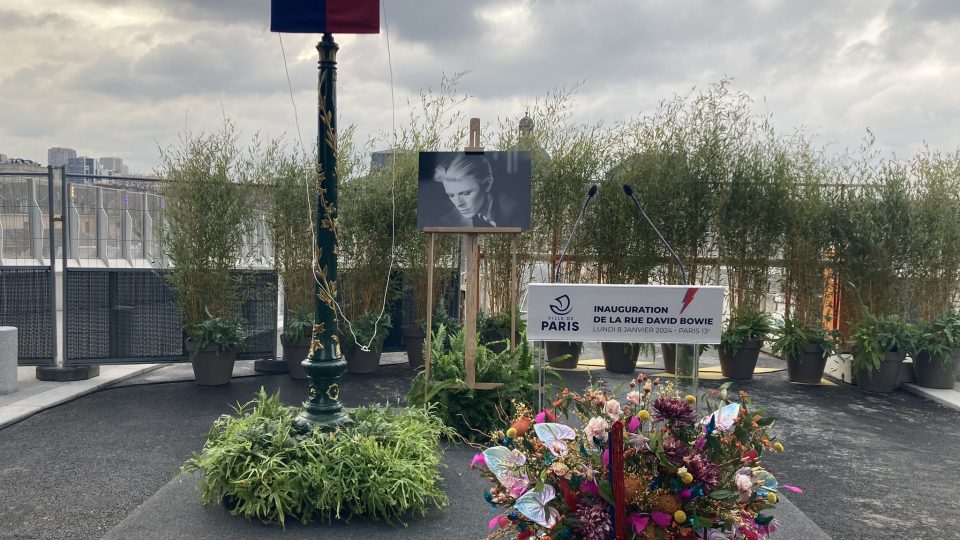 Slavnostní odhalení ulice Davida Bowieho v Paříži