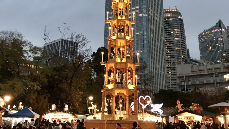 Nebýt vysokých mrakodrapů a obrovské tokijské věže v pozadí téhle scény, člověk by asi na chvilku zapomněl, že ho čekají Vánoce naruby a že není v Evropě