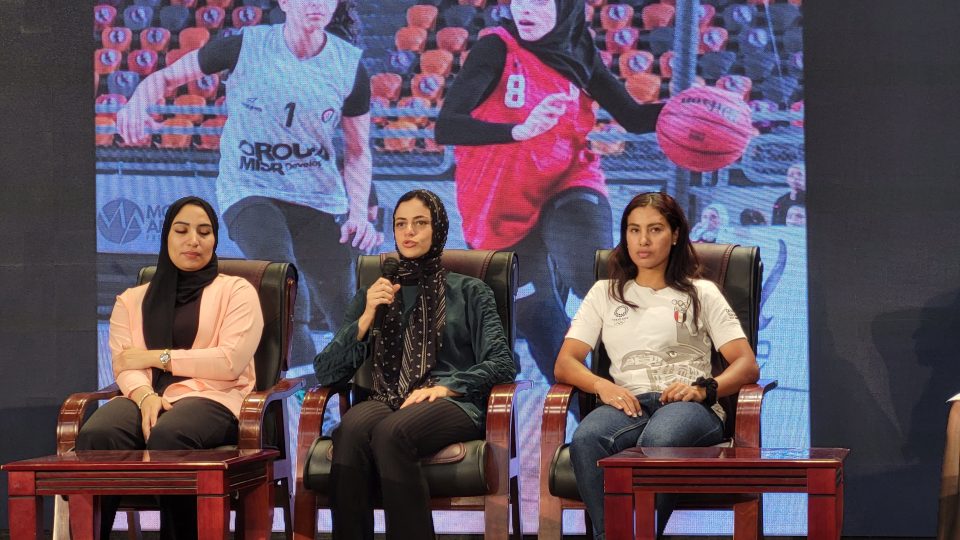 Hrdinky současného Egypta (zleva): Abír Abd ar-Rahmánová, medailistka z Pekingu 2008 ve vzpírání, Soraja Muhammadová, basketbalistka, a Ibtisám Zájidová, silniční cyklistka