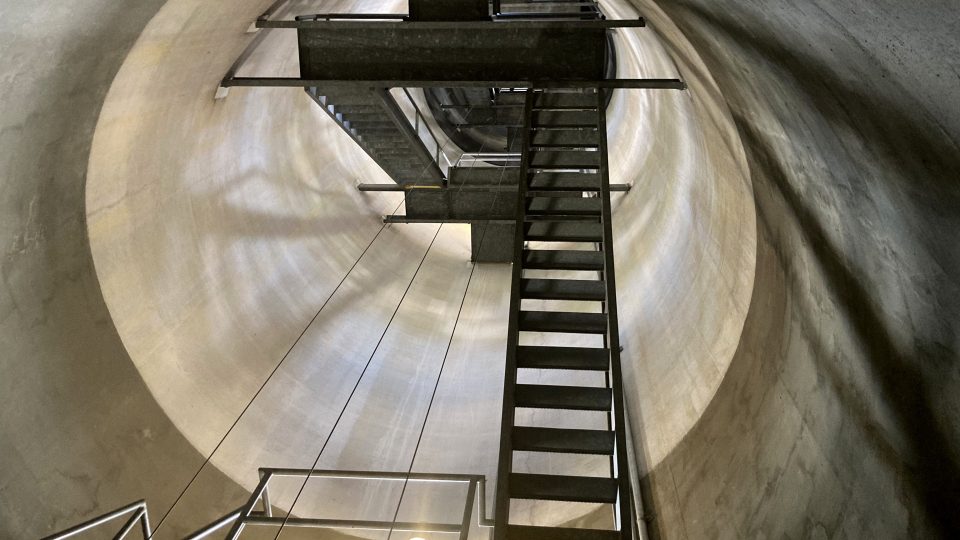 Maják jako jediný v USA nemá spirálové schodiště. Místo toho nahoru na věž vedou kovové stupátkové žebříky jako na lodích