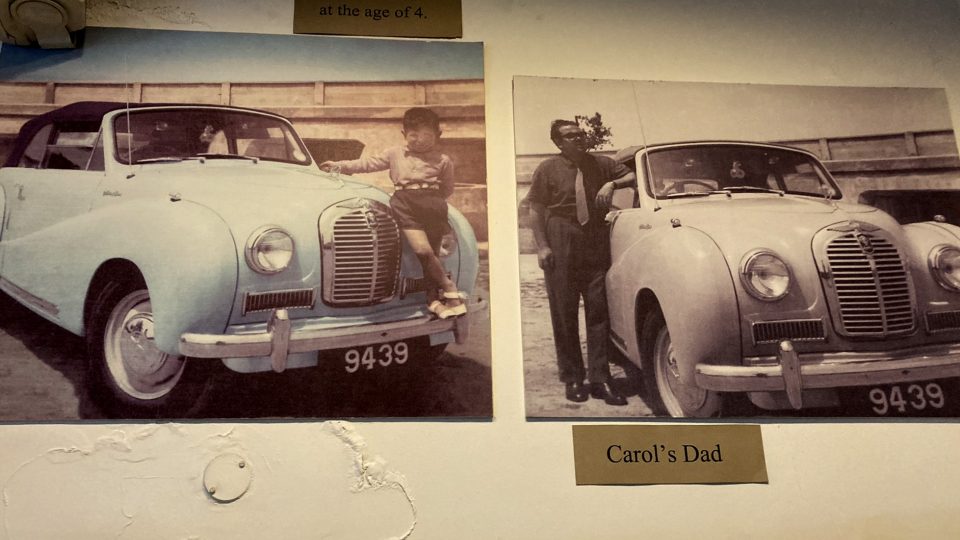 Zakladatel muzea Carol Galea na obrázku vlevo ve věku 4 let, vpravo jeho otec