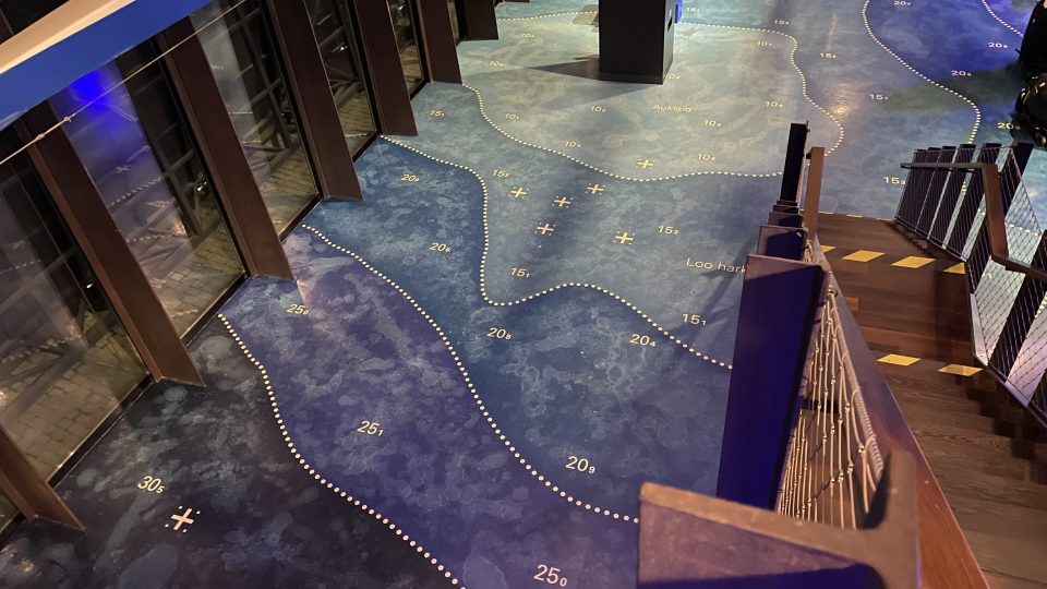 Podlaha muzea stylizovaná do námořní mapy