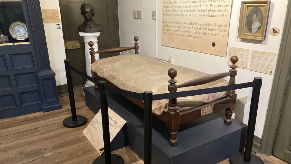 Básníkova dětská postel, která zůstala v rodině obchodního partnera Edgarova pěstouna, a když se stal Poe slavným, daroval ji muzeu