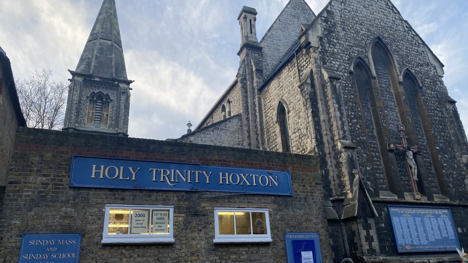 Kostel svaté Trojice v Hoxtonu není místem, kam by mířily davy turistů. V kamenné budově ale čeká překvapení