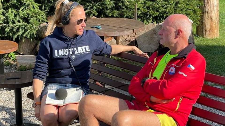 Lucie Výborná během rozhovoru s šéfem lipenských vodních záchranářů Milanem Bukáčkem