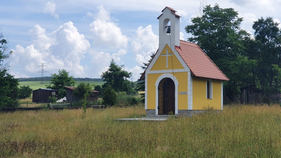 Obec Jaroslavice zanikla kvůli stavbě jaderné elektrárny Temelín, lidé tu ale znovu postavili kapličku