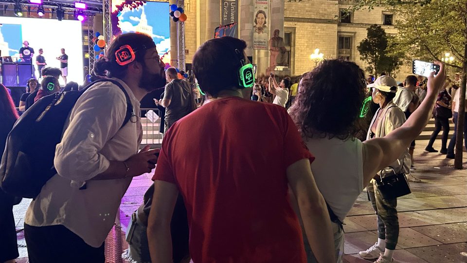 Svítící sluchátka vybízí k selfie