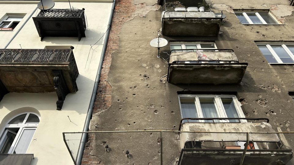 Na Pradze se dodnes nachází budovy, jejichž fasády nesou stopy po kulkách druhé světové války