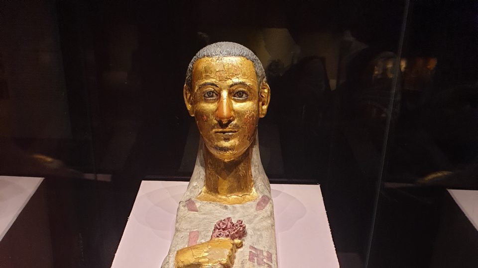 Exponát z pokladu faraóna Tutanchamona: pozlacená socha boha Ptaha