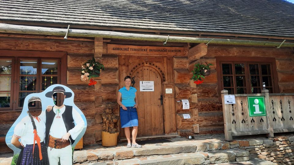 Gorolské informační turistické centrum funguje v této dřevěnce v Mostech. Před vstupem ředitelka Alena Kolčárková
