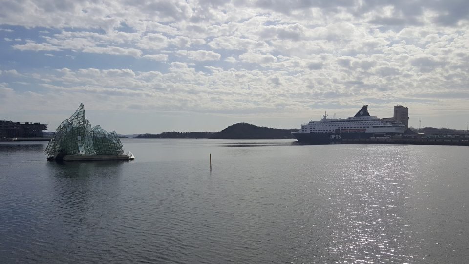Výhled od budovy norské opery na fjord s přístavem Bjørvika