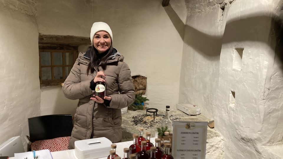 Likér z borovice se vyrábí ze šišek, které rostou ve vysokých nadmořských výškách, hlavně v Tyrolsku nebo Korutanech, vysvětluje prodejkyně Ute