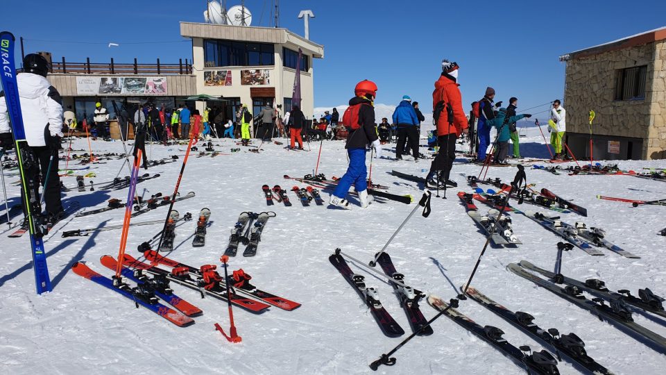 Parkoviště lyží před restaurací svědčí o tom, že si Libanonci umí sport zpříjemnit