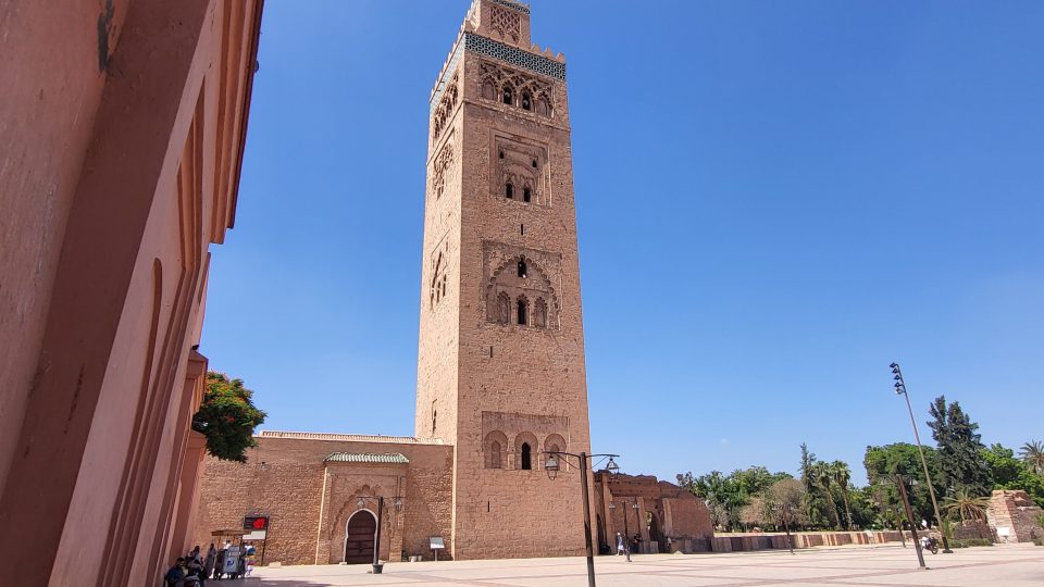 Džemá el-Fna, obrovská plocha na začátku marrákešského starého města. Tudy přichází do historického centra snad každý návštěvník