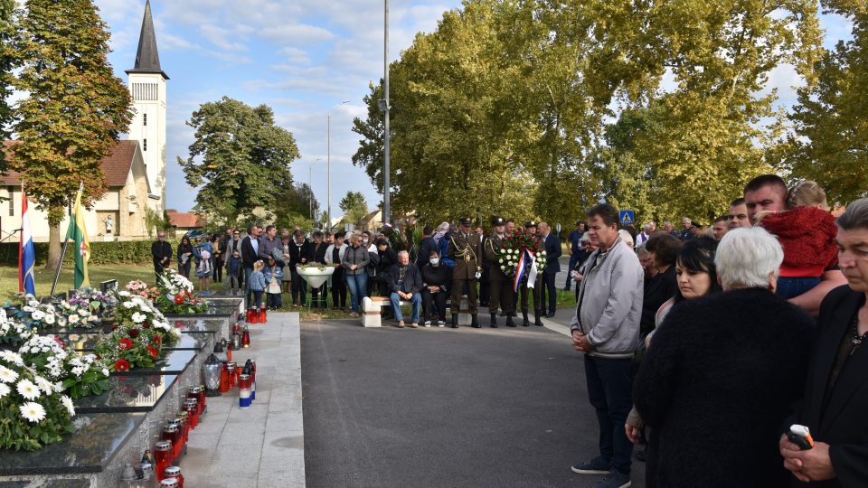 Vzpomínkový akt u hrobu deseti zabitých chorvatských Čechů