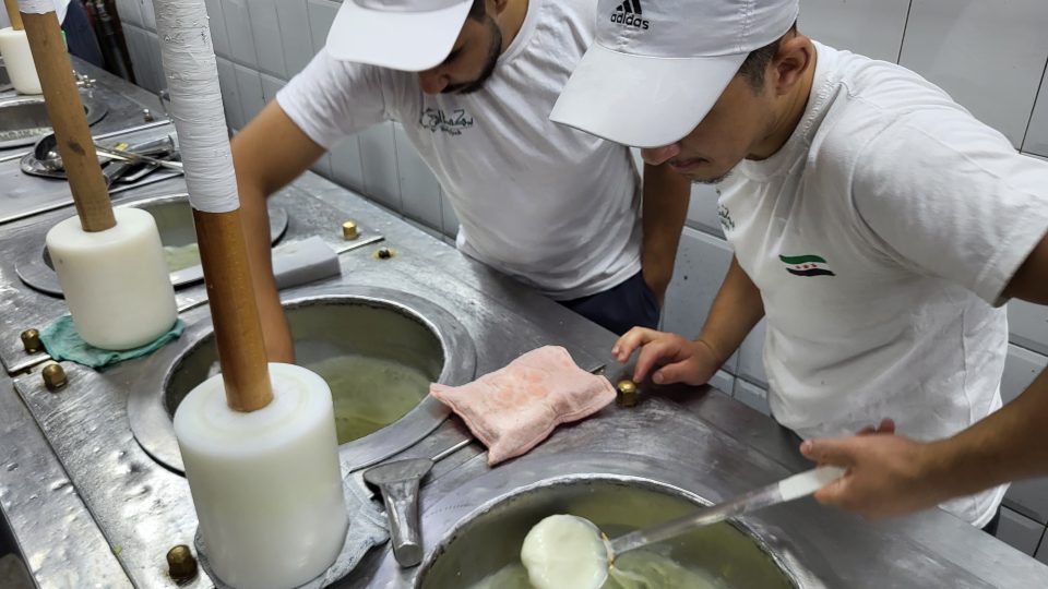 Za dvacet minut je Bekdášova zmrzlina připravená ke konzumaci | foto: Štěpán Macháček, Český rozhlas Za dvacet minut je Bekdášova zmrzlina připravená ke konzumaci