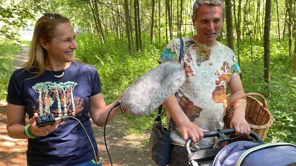 Vladimír Kořen si s Lucií Výbornou v lese povídal i o tom, čím člověk škodí lesu a houbám